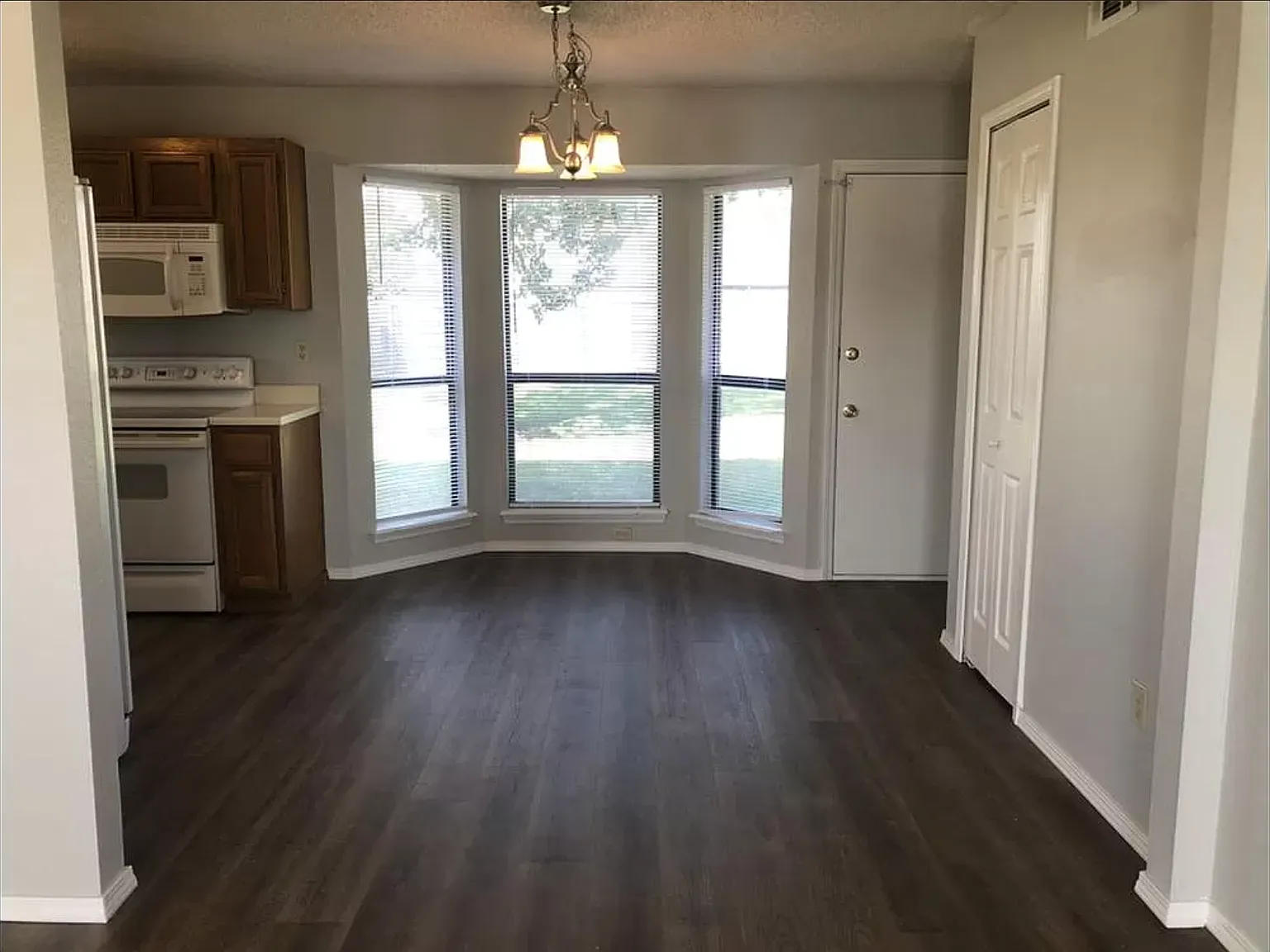 3 bed, 2.5 bath, 1285 sqft, $1,800 — Photo 3