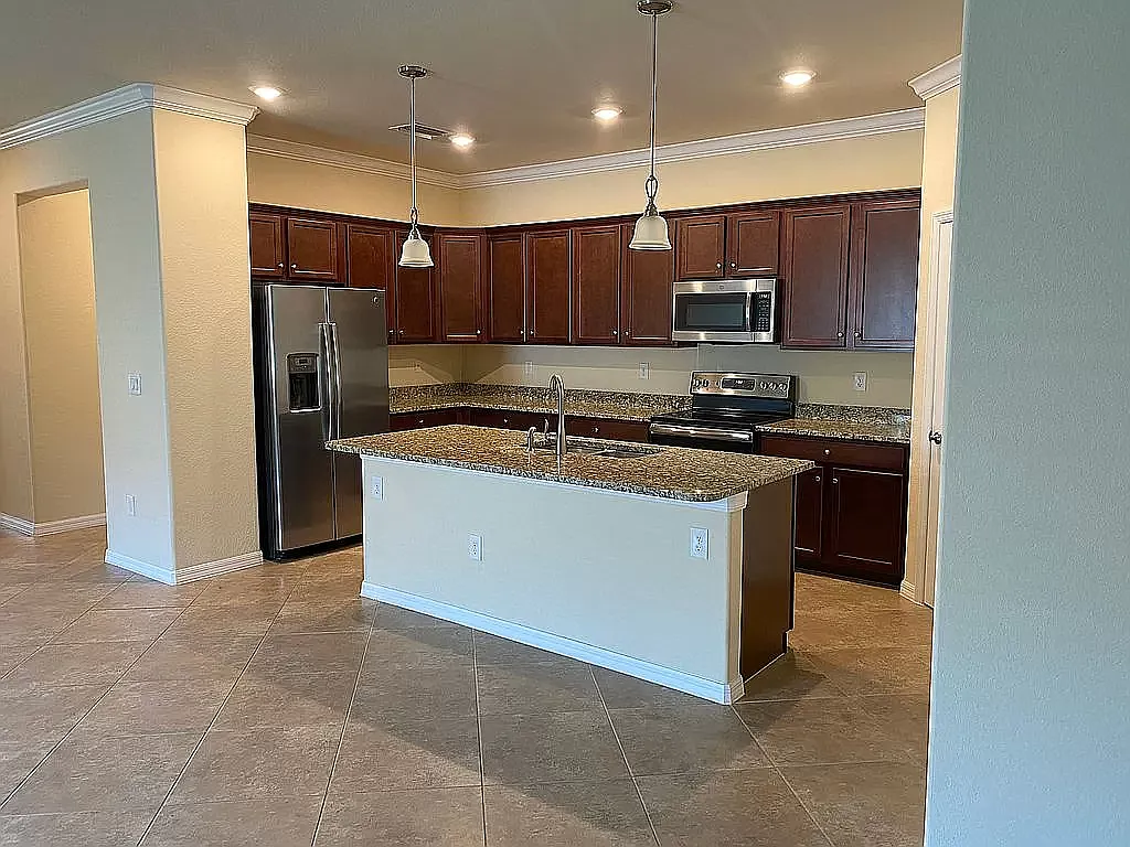 3 bed, 1852 sqft, $2,700 — Photo 3