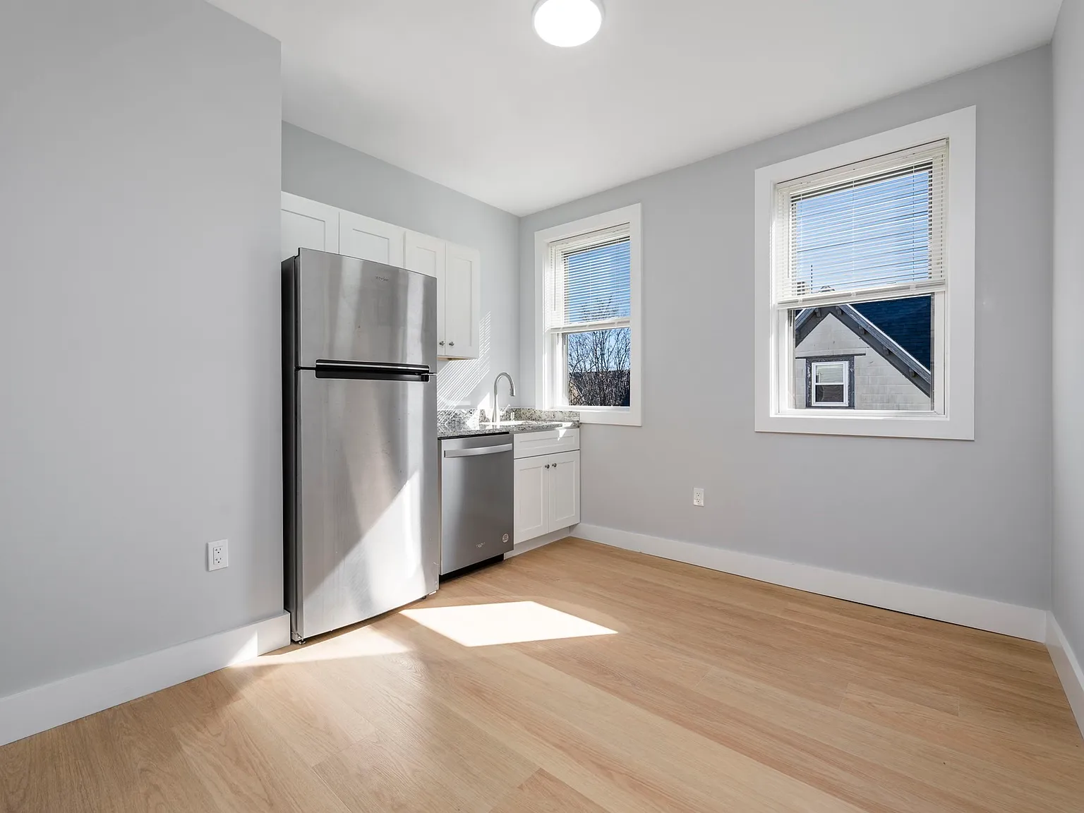 3 bed, 900 sqft, $3,100 — Photo 1