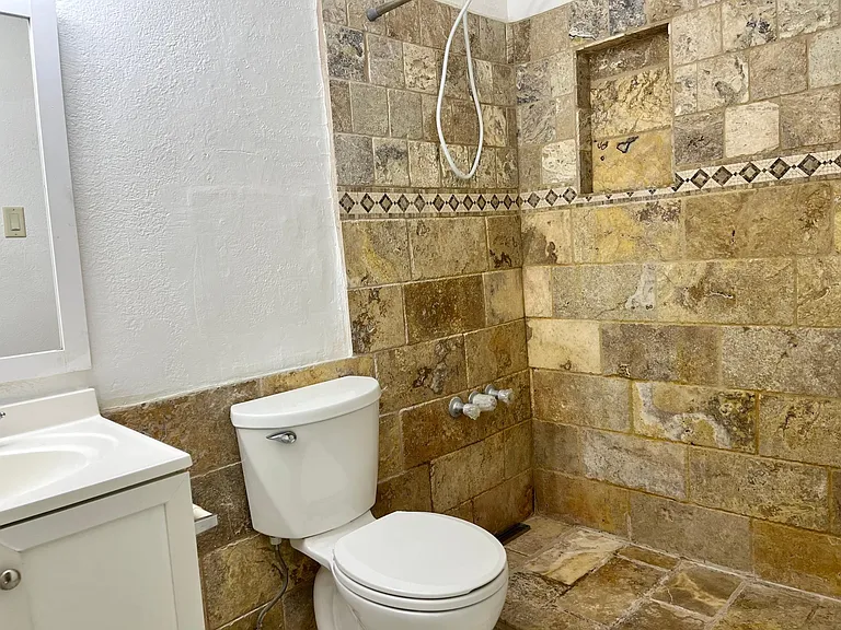 1005 W 5th St — Photo 11
