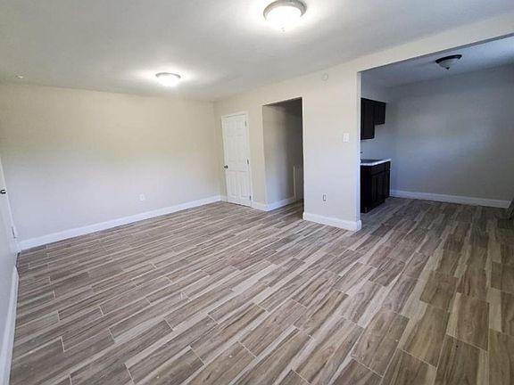 5th image of 1300 Green Ln #17