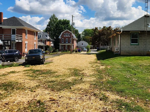 16 N Main St, Jacobus, PA 17407