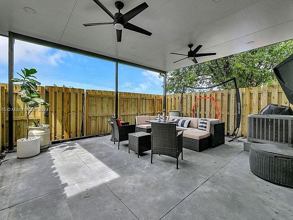 5th image of 2405 SE 14th St #2405