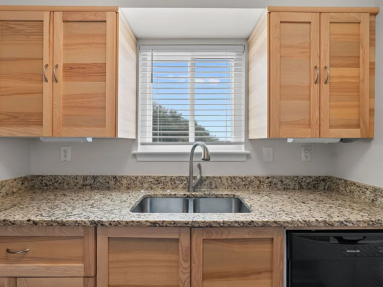837 Little Bay Ave #3C — Photo 7