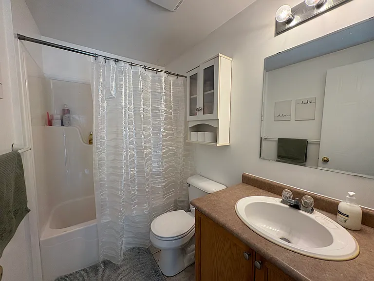 51 Roehampton Cres — Photo 7