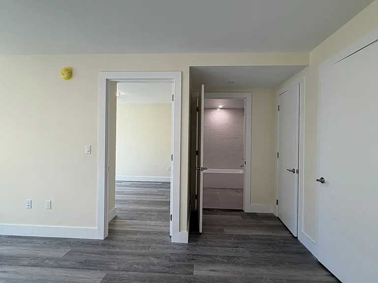 2512 Bronx Park E #A — Photo 9
