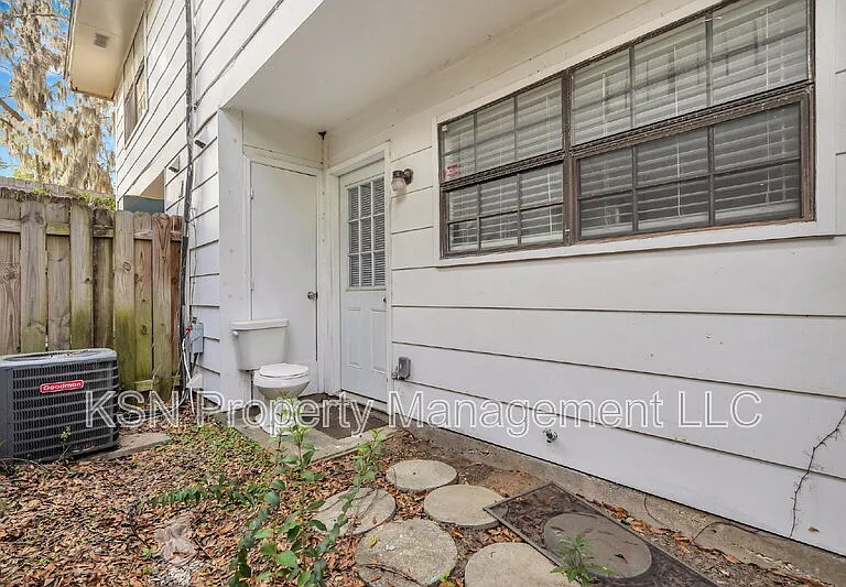 2220 E Victory Dr #24 — Photo 21