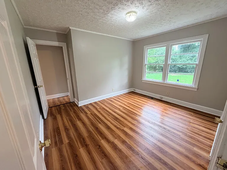 136 Williamson St SW — Photo 7