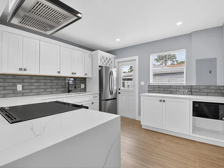 341 SE 3rd Ave — Photo 10