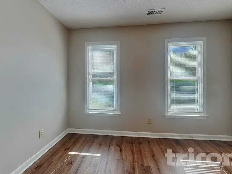 405 Ashington Ct — Photo 16