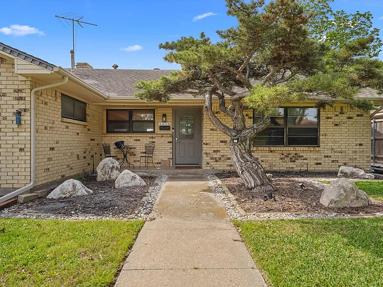1426 Lexington Dr — Photo 2