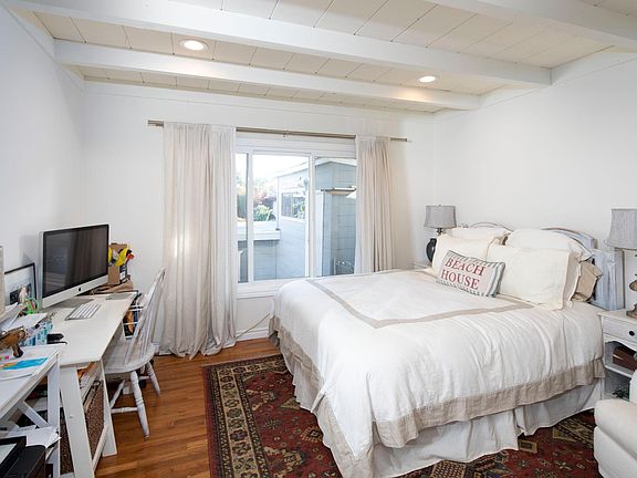 Guest bedroom with desk area