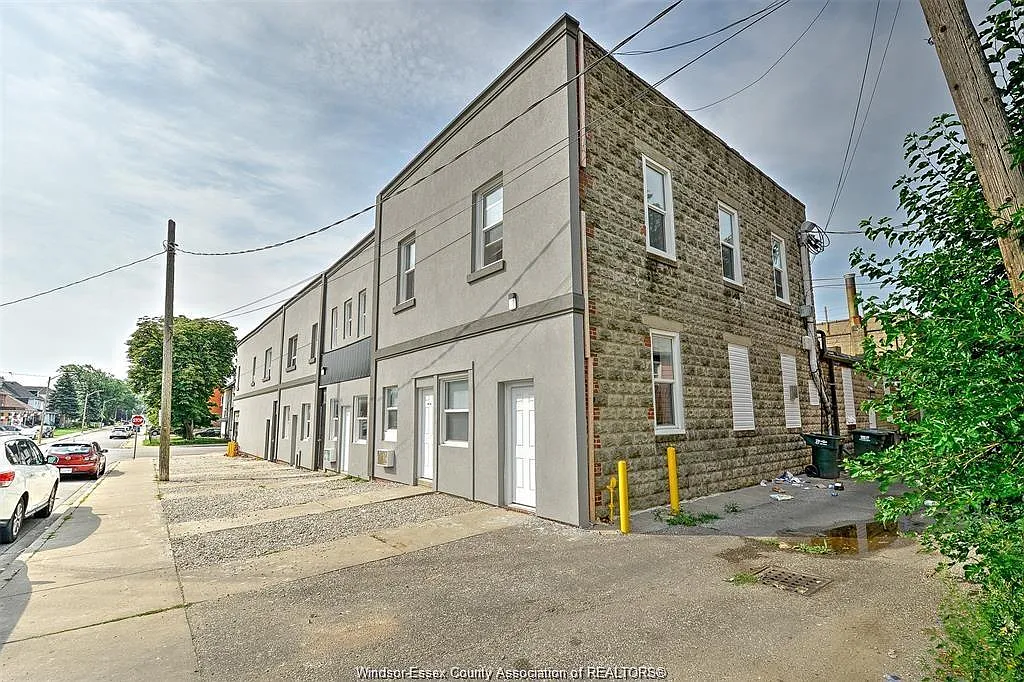 Building Photo - 1188 Wyandotte St E #4
