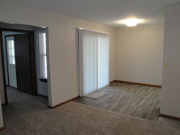 Living rm to breakfast area