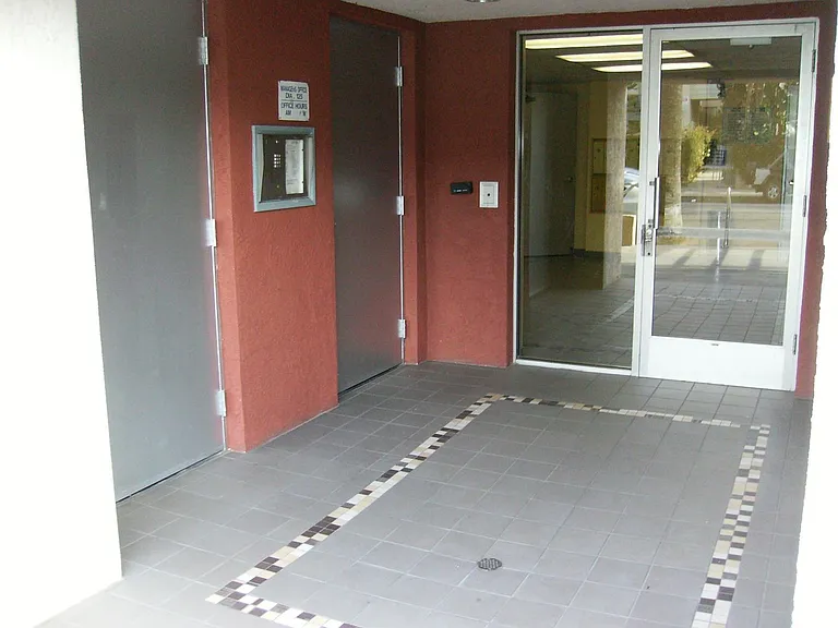 Russell Court Apartments — Photo 11