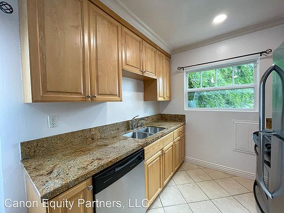 4th image of 10835 Moorpark St #4
