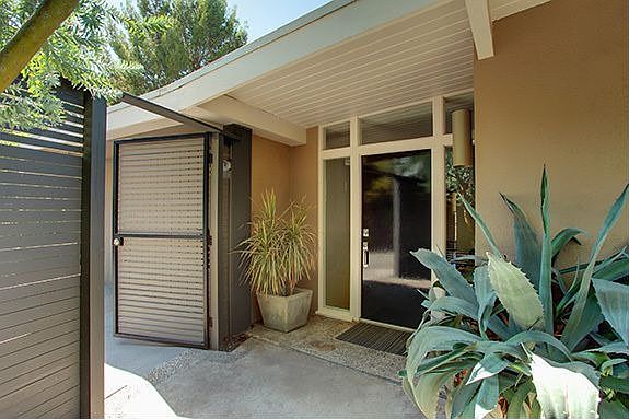 3rd image of 3141 Hollyridge Dr