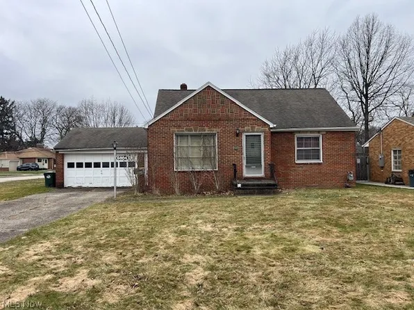 6004 Twin Lakes Dr, Parma, OH 44129