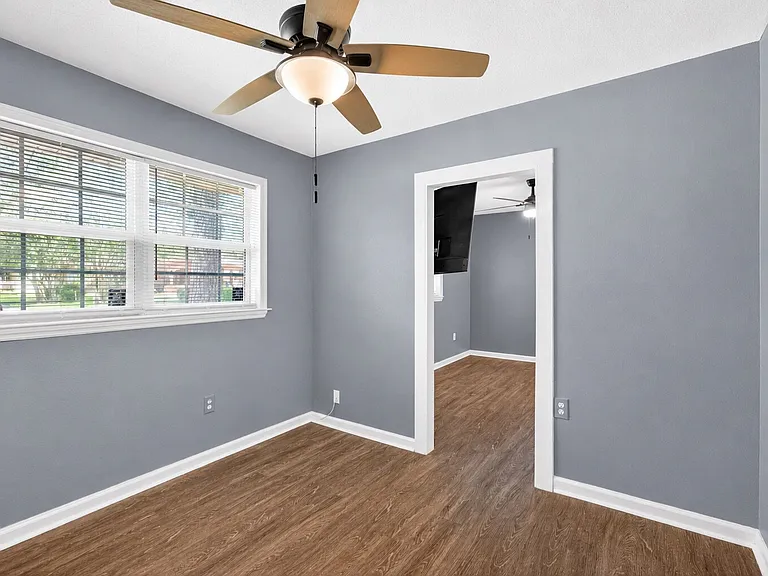 1621 Cloverdale Dr — Photo 17