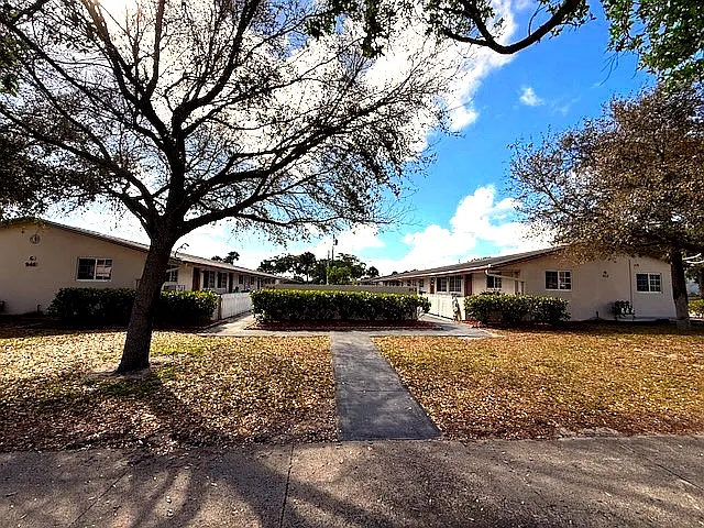 949 W Kalmia Dr