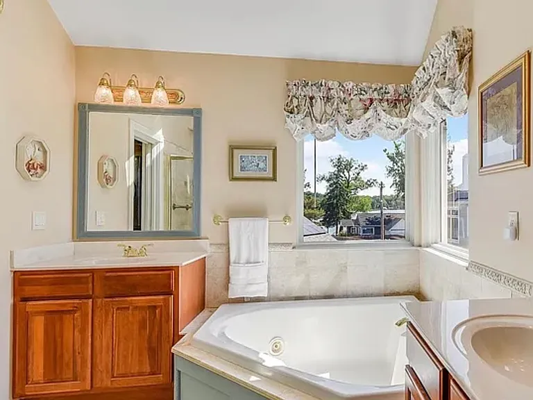 684 N Riverside Dr — Photo 17