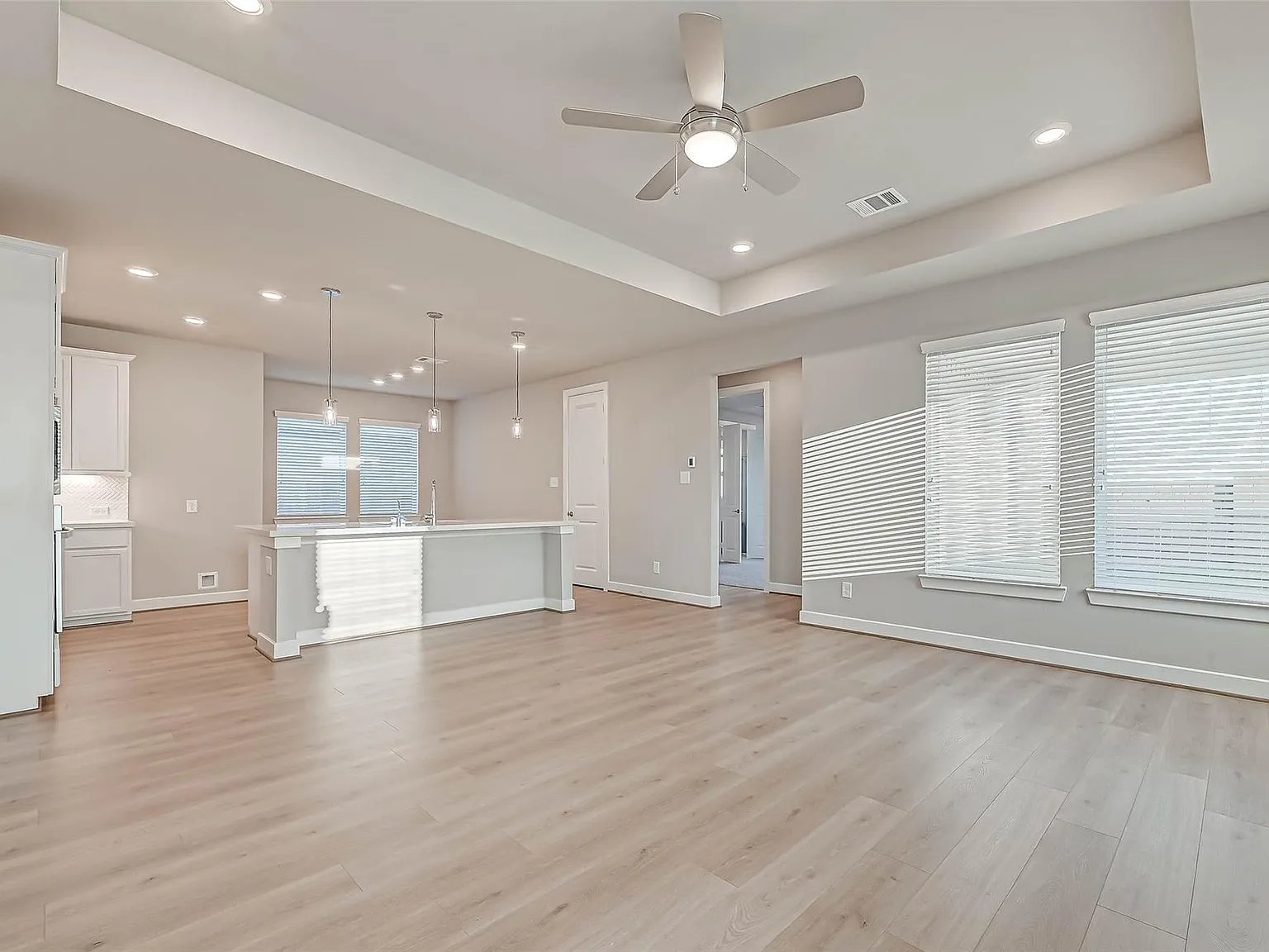 3 bed, 2.0 bath, 1800 sqft, $2,690 — Photo 4
