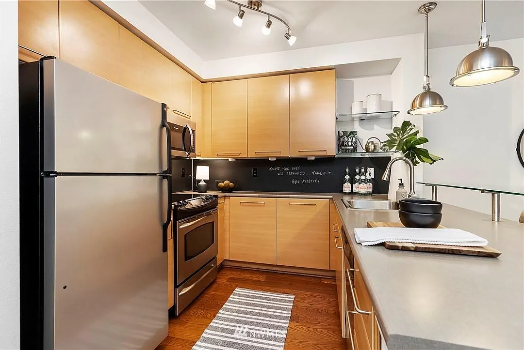 1 bed, 698 sqft, $2,450 — Photo 4