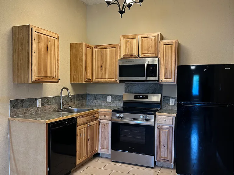 220 W Lipan Dr #11 — Photo 2
