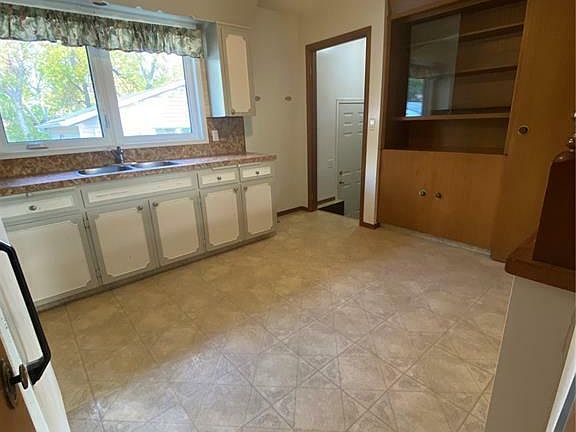 4th image of 444 McGillivray Dr