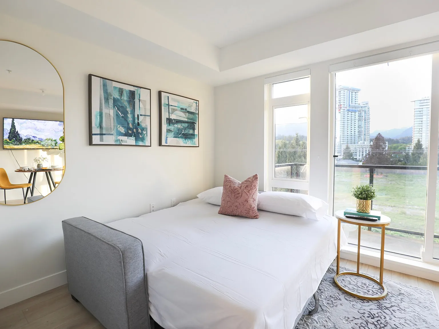 Fully Furnished - 1 Bed with Mountain Views, Laundry, Parking and Wifi Included. 90 Day Minimum. — Photo 4