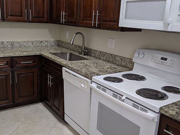 3rd image of 4450 N Military Trl #18