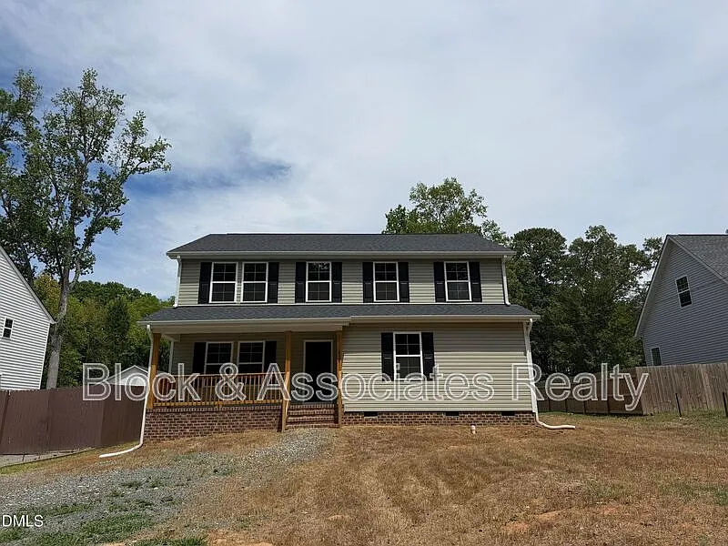 4 bed, 3.0 bath, $2,400 — Photo 1
