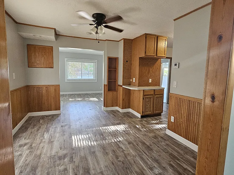542 Broadway St E — Photo 6