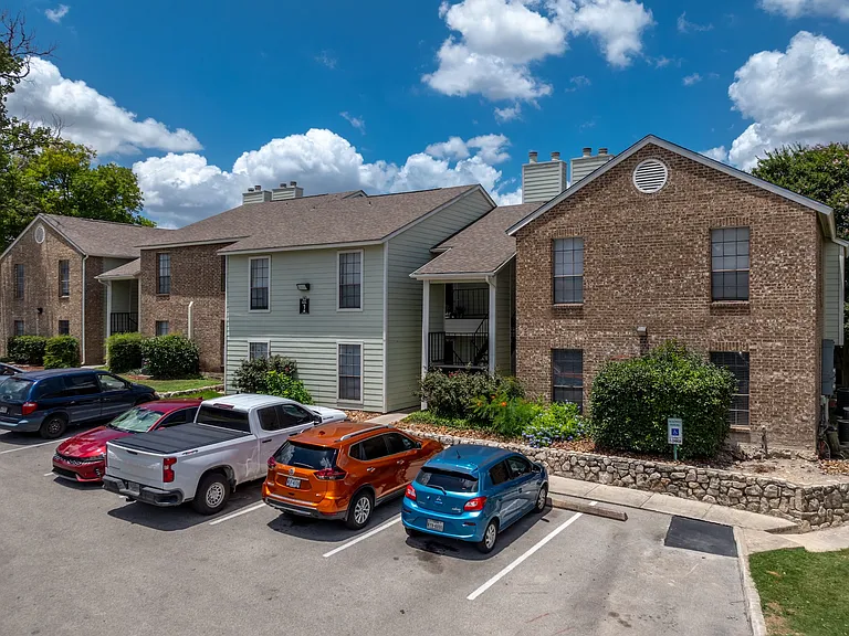 Austin Pointe Apartments — Photo 9