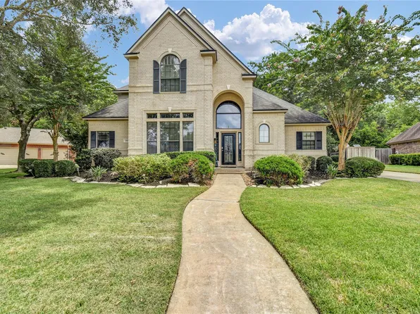 208 River Oaks Dr, Lake Jackson, TX 77566