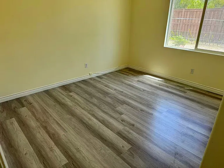 1070 Hawthorne Dr — Photo 4
