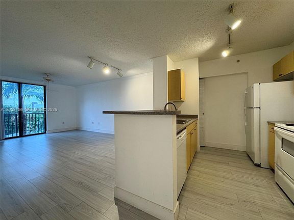 4th image of 1919 Van Buren St APT 506A