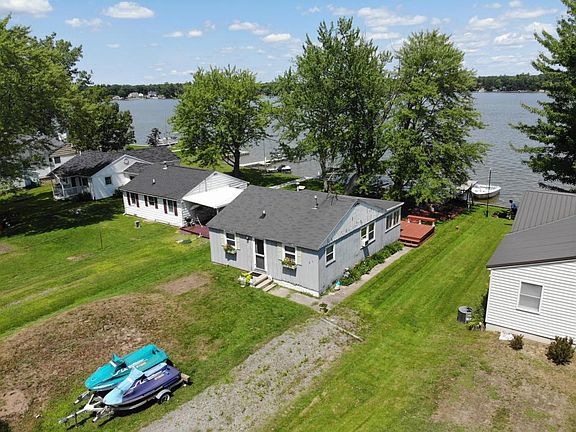 3rd image of 823 E Hess Lake Dr
