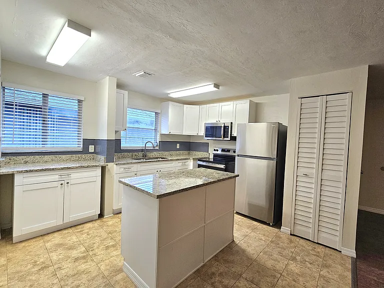 2100 Barker Blvd — Photo 6