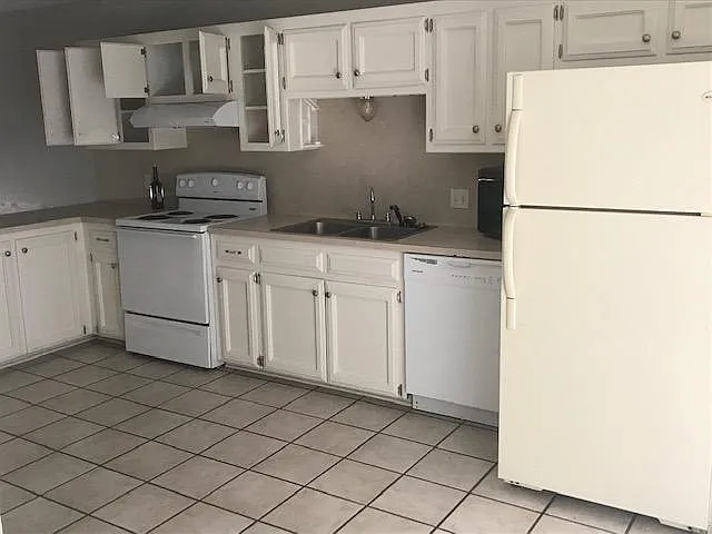2293 Hollydale Ave — Photo 3