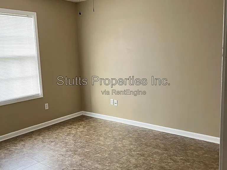 400 Jackson Ave #D — Photo 8