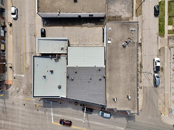 4th image of 4667 Wyandotte St E