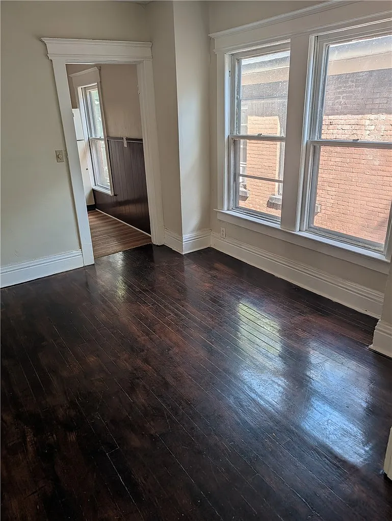 2 bed, 1.0 bath, 1968 sqft, $1,000 — Photo 4