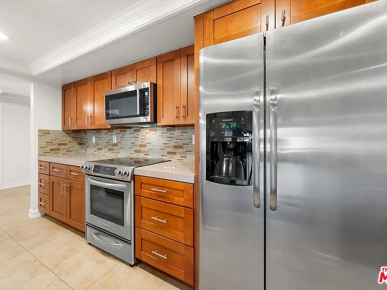 10660 Wilshire Blvd #705 — Photo 16