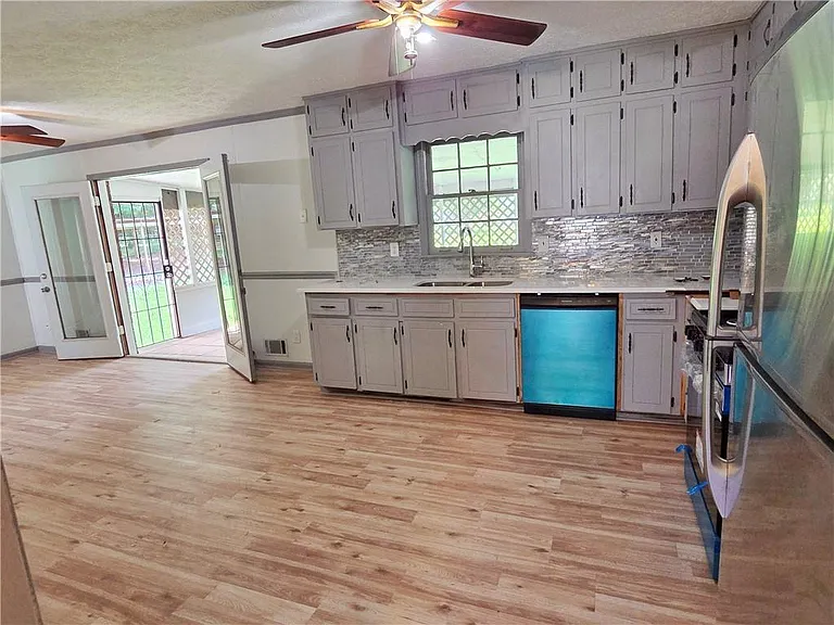 6684 Londonderry Dr — Photo 11