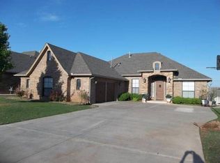 905 Kelsi Dr, Moore, OK 73160