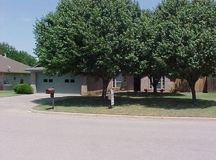 827 Sugarbush Ln, Burkburnett, TX 76354