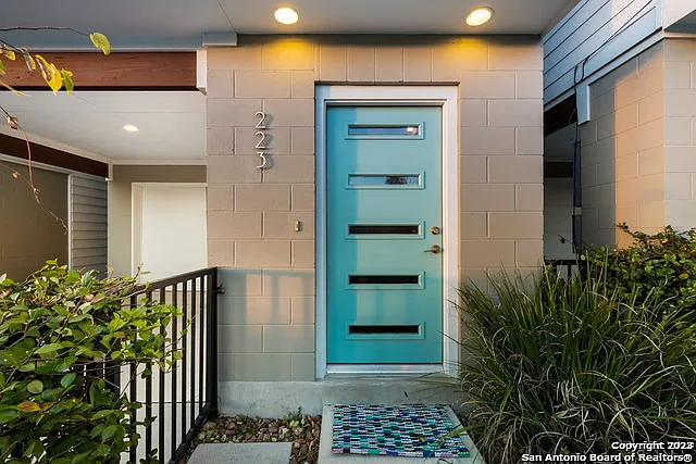 223 W Laurel — Photo 2