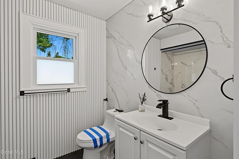 4th image of 335 Hampton Avenue
