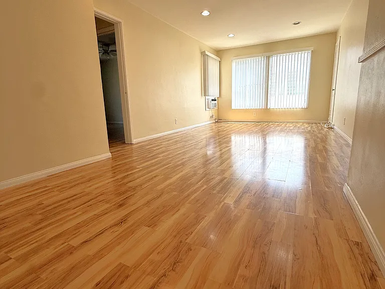 1721 N Glenoaks Blvd — Photo 8